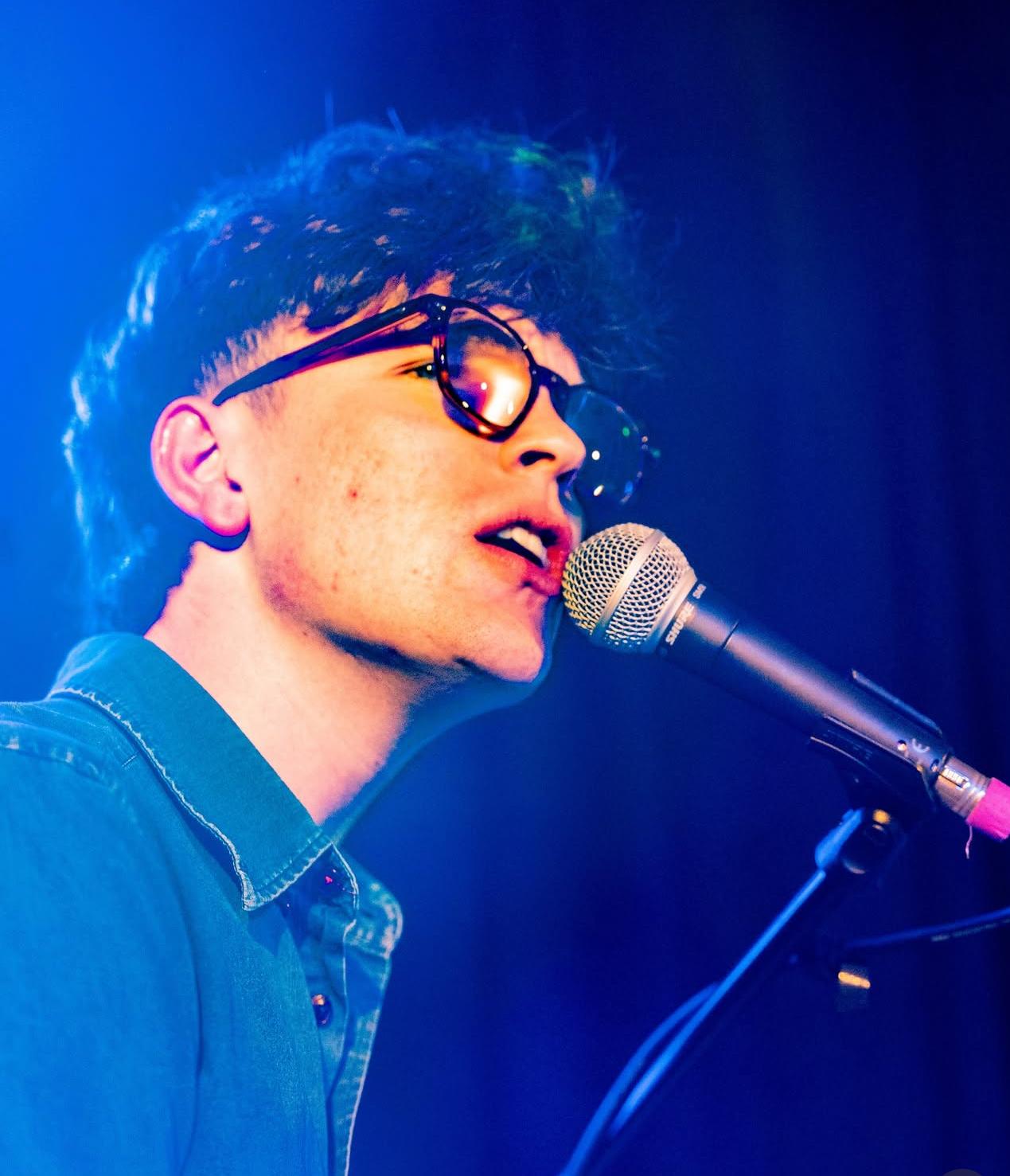 Max Paynor performing live